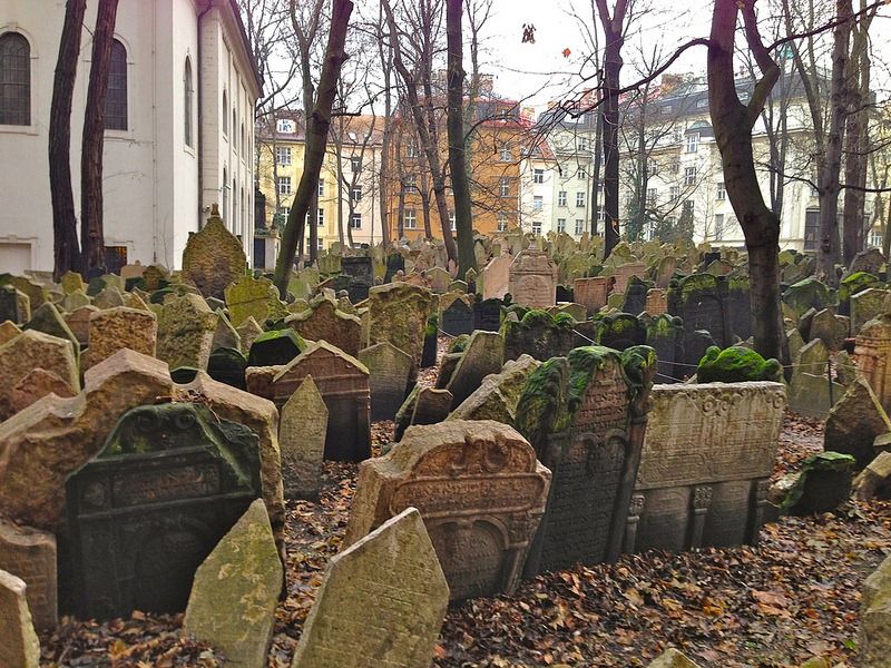 Многослойное еврейское кладбище в Праге