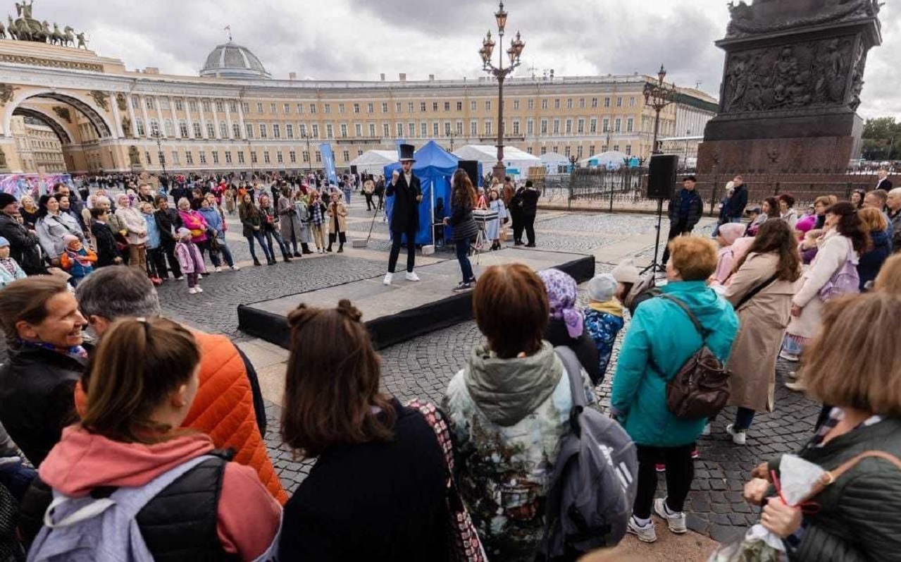 Мероприятие на дворцовой площади сегодня в питере. Дворцовая площадь в Санкт-Петербурге. Протесты на Дворцовой площади. Митинг в Санкт Петербурге. Фотосессия на Дворцовой площади.