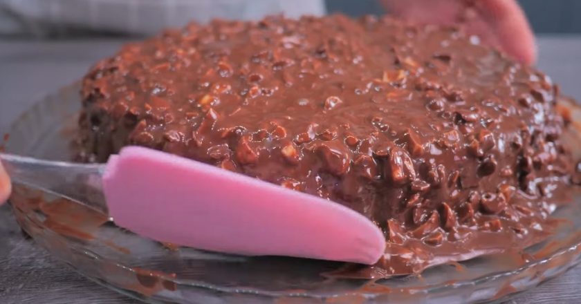 Шоколадный торт «Сникерс» в микроволновке десерты,сладкая выпечка,торты