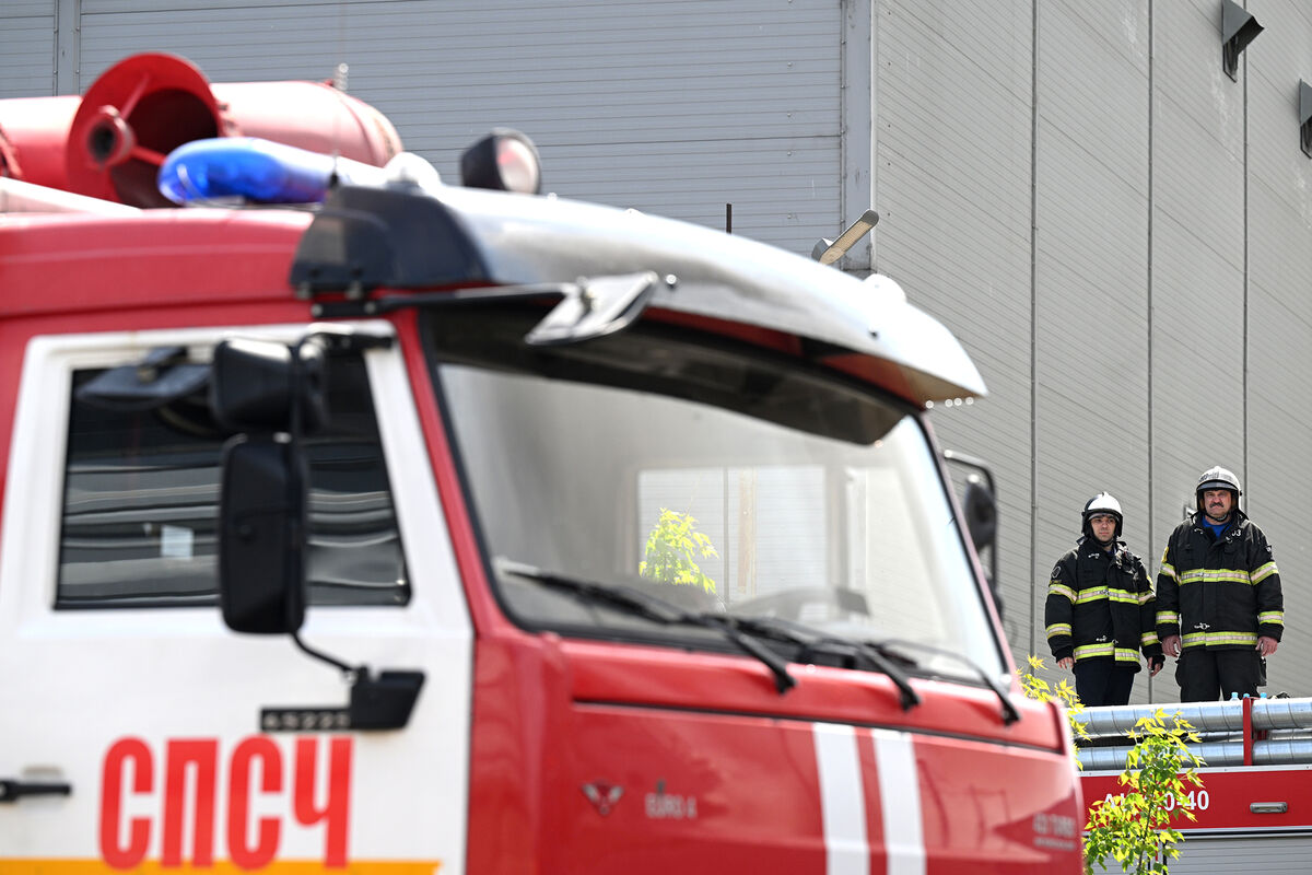 Очевидцы: пожарным трудно добраться к дому в Екатеринбурге из-за припаркованных машин