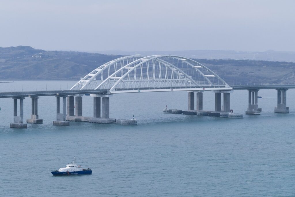 На Крымском мосту полностью остановили движение из-за ДТП с тремя погибшими