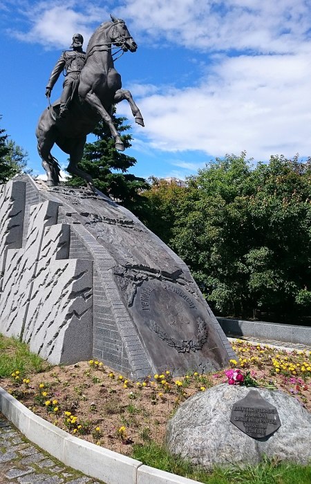 Современный памятник генералу Скобелеву в сквере у Академии Генерального штаба МО РФ