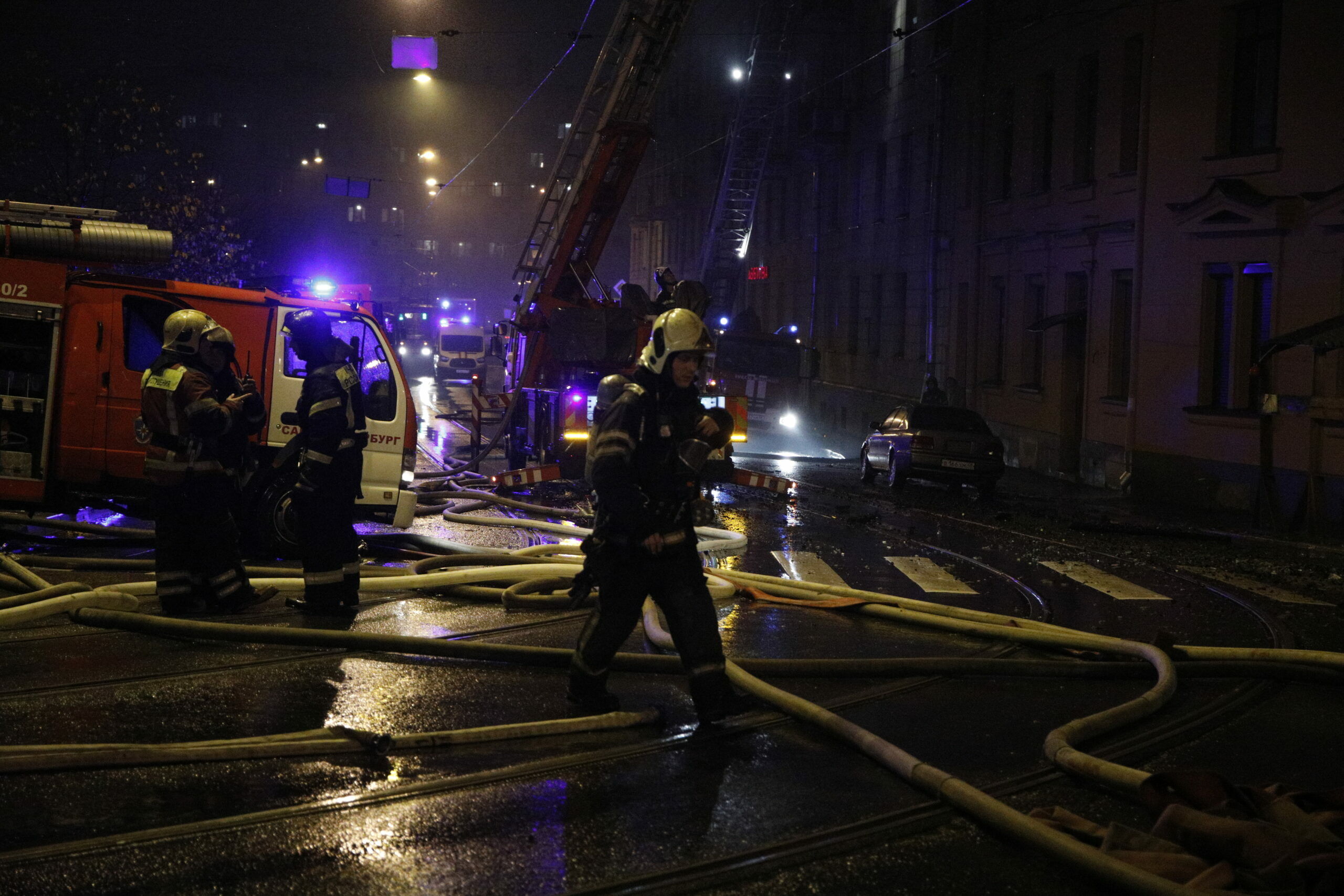 Что вчера произошло в питере. Пожар. Пожар ночью. Пожар в Санкт-Петербурге. Пожар в городе.