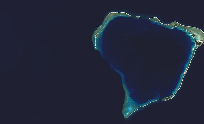 Люди отправились посмотреть на остров, который стал полностью черный на спутниковых картах и нашли причину под водой 