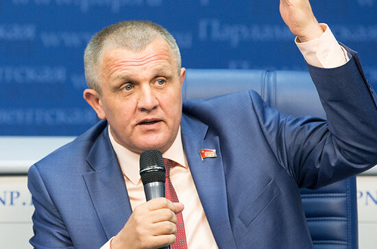 Коломейцев: по природным ресурсам Россия — богатейшая страна. Но где деньги и почему население беднеет? Коломейцев: по природным ресурсам Россия — богатейшая страна. Но где деньги и почему население беднеет?