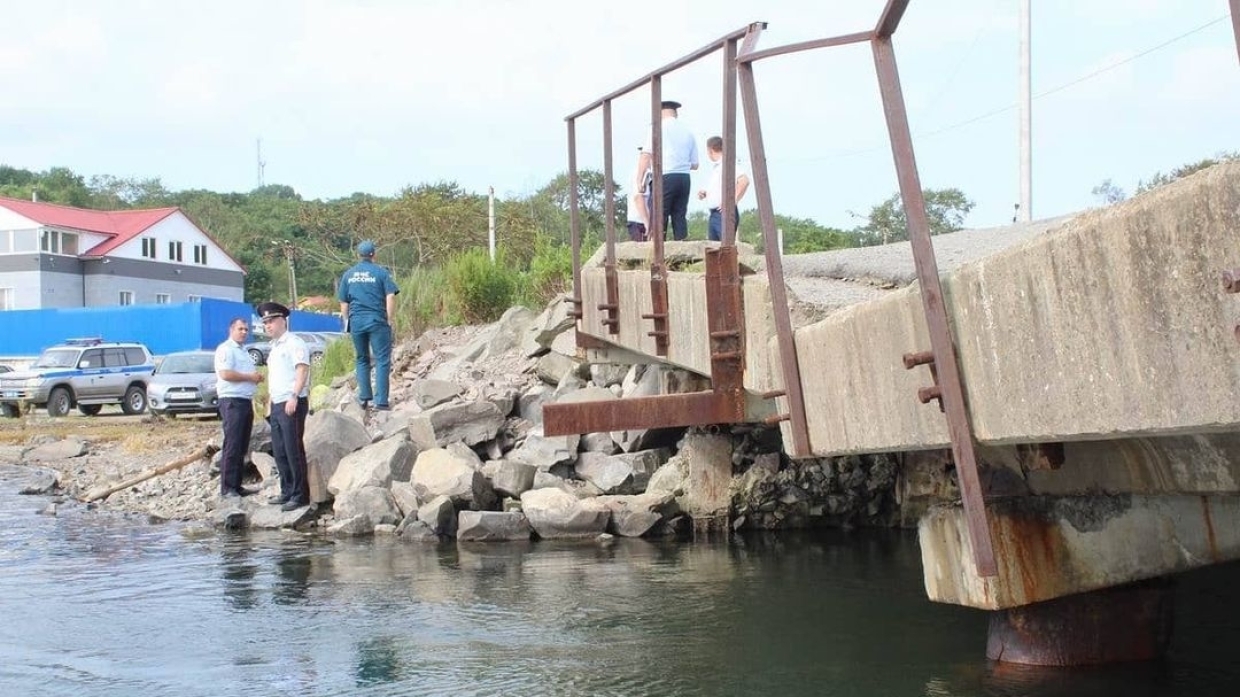 Мост, соединяющий поселения, рухнул на юге Приморья, введен режим ЧС