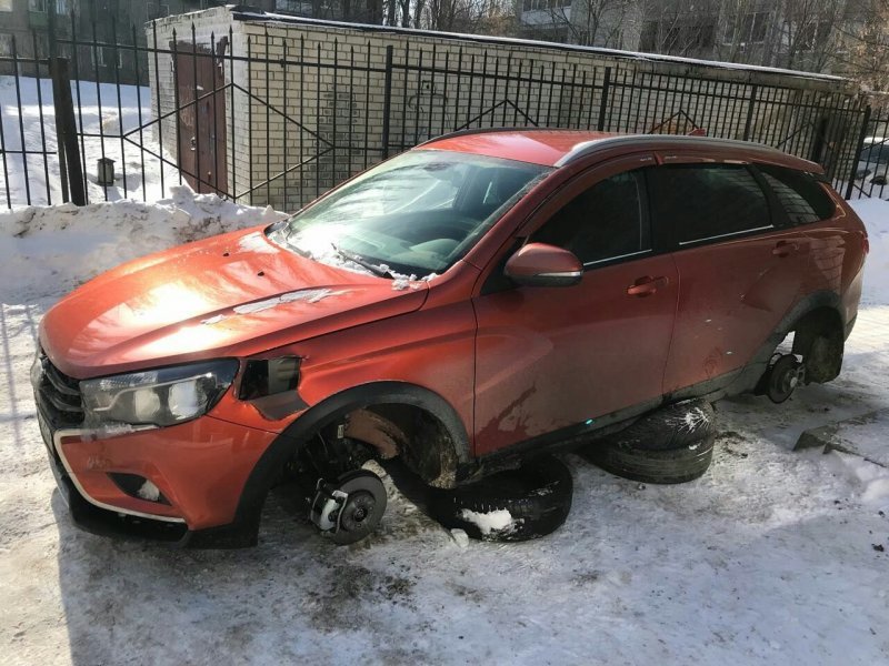 В Саратове варварским способом обокрали автомобиль авто, вандализм, лада, угон, угон автомобиля