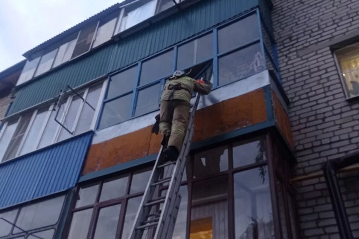 В Курской области пожарные спасли ребенка из запертой квартиры