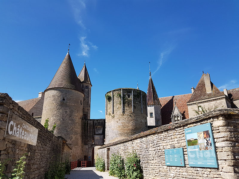 Бургундия. Шатонёф. Крошечная деревня с огромным старинным замком! Бургундия. Шатонёф. Крошечная деревня с огромным старинным замком! автотуризм