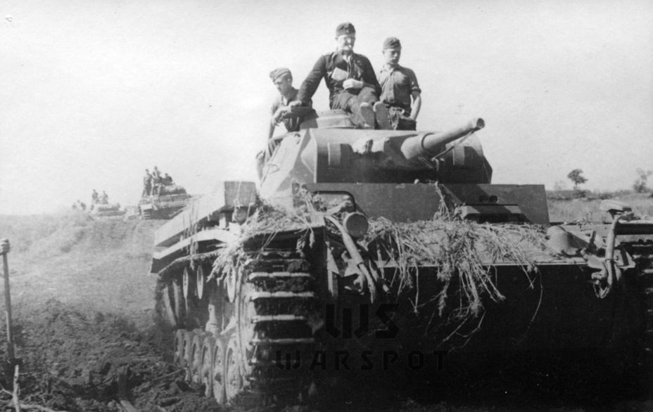 ​Типовыми немецкими танками летом 1941 года были пушечные боевые машины. Они превосходили БТ и Т-26 по огневой мощи и броневой защите, а версии Pz.Kpfw.III, вооружённые 50-мм пушками, могли сражаться и против Т-34. При этом немецкие танки превосходили советские по обзорности, что было явным плюсом, в том числе при атаке позиций, насыщенных артиллерией. Именно артиллерия являлась главным противником танков - Теория бронетанковых заблуждений: первые годы Великой Отечественной | Warspot.ru