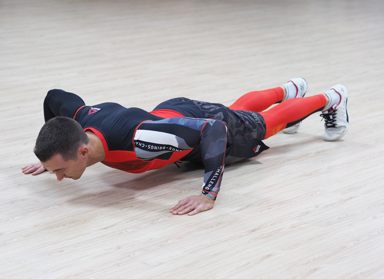 Как поддерживать себя в форме на карантине: эффективные упражнения от тренера World Class Фигура,Фитнес и спорт