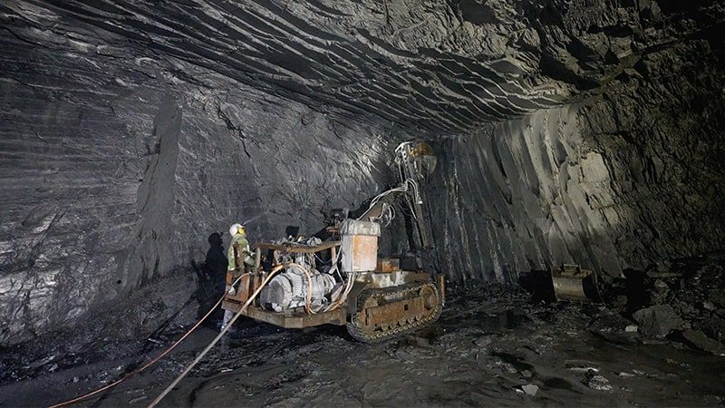 Шахта с 77 горняками под землей обесточена из-за обстрела в Донецке