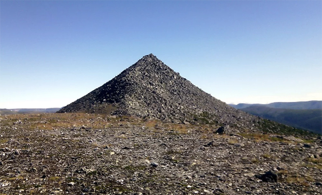 На Урале есть 2 горы идеальной пирамидальной формы. Археологи считают, что их могли построить 30 тысяч лет назад