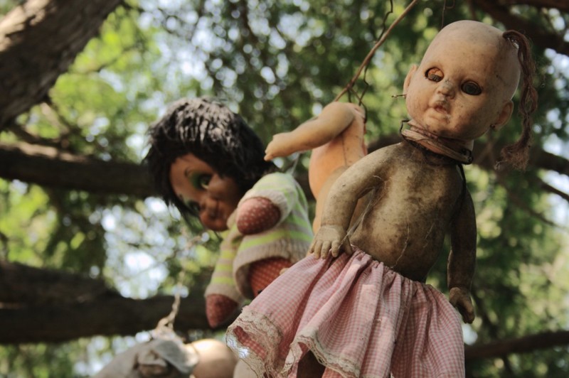 Убежденные, что дух девочки, жаждущий отмщения, парит над островом, Сантана подвесил ее куклу на дерево, чтобы задобрить его заброшенные места, куклы, остров кукол, ужас