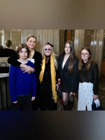 Появились редкие фото Никиты Михалкова с семьёй с премьеры первого спектакля Михаила Ефремова после выхода из колонии Михалкова, Михаил, Михалков, Татьяна, также, детьми, Никита, дочерью, свидетелей, Сергей, Пореченков, колонии, Надеждой, Ефремов, Анной, театре, показ, внуками, семья, присутствует