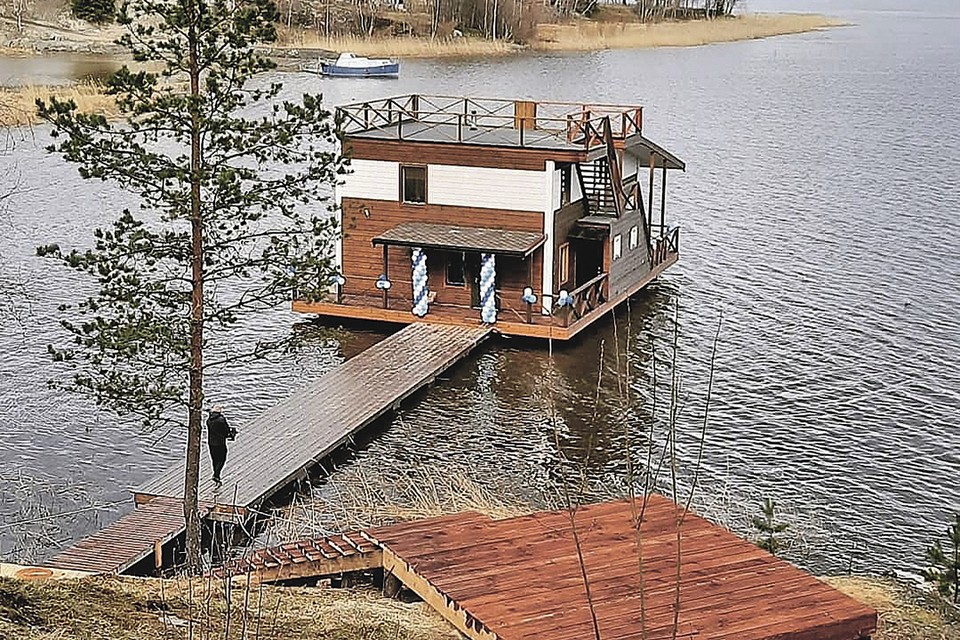 Россияне переселяются из городских квартир в дома на воде: каково это и сколько стоит