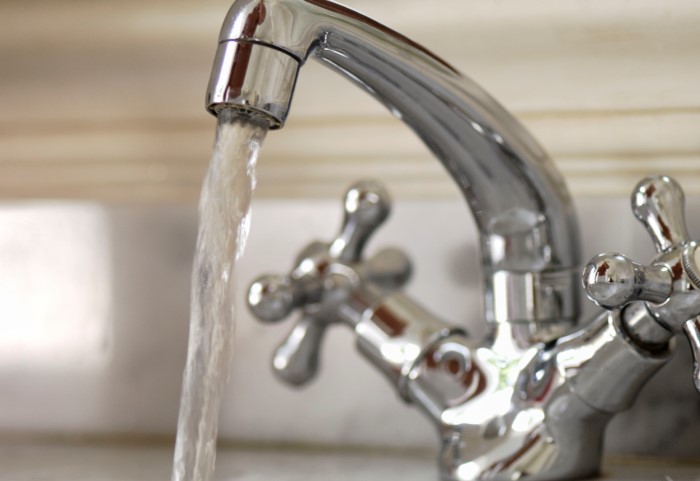 Дистиллированная вода не способна быть проводником электрического тока, поскольку она очищена от примесей / Фото: verywellhealth.com