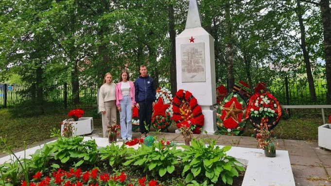 Алтайские волонтеры Победы посетили могилу советской разведчицы Валентины Олешко