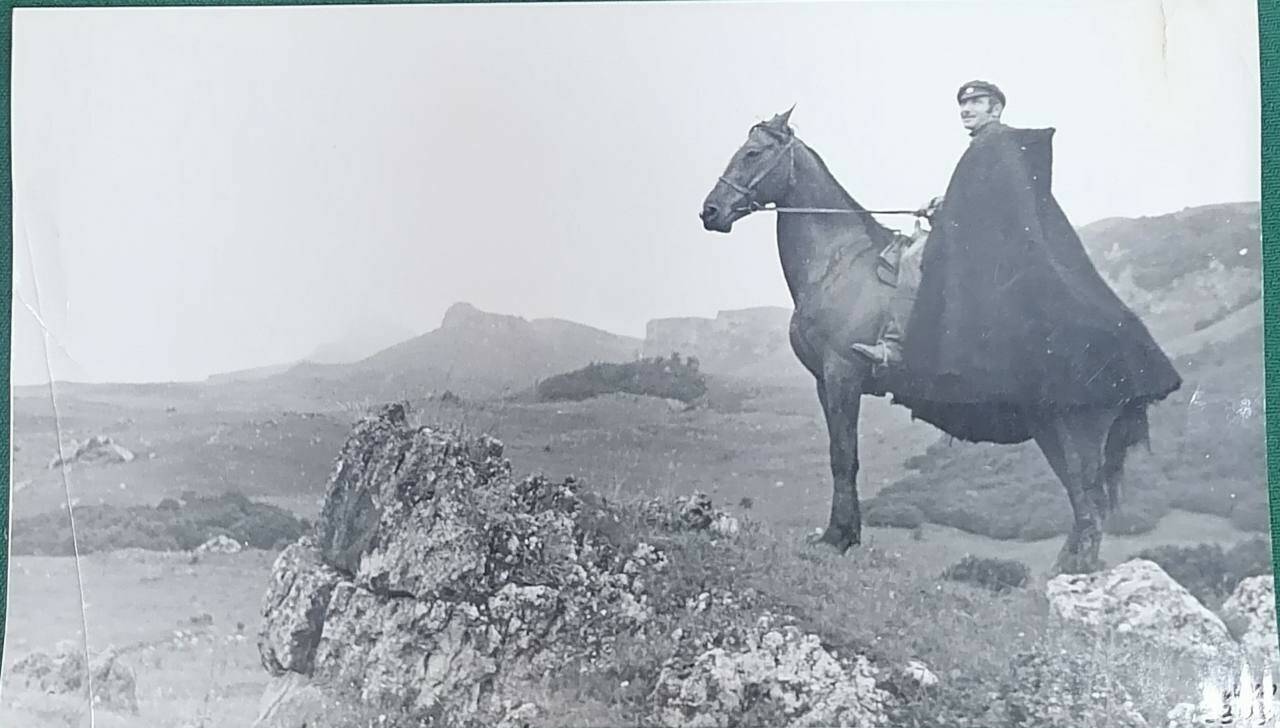 Кувинское ущелье. Карачаевец зоотехник на коне на фоне горы Баранахи. Дата неизвестна Фотография А.Н. Жигайлова (род. в 1936)