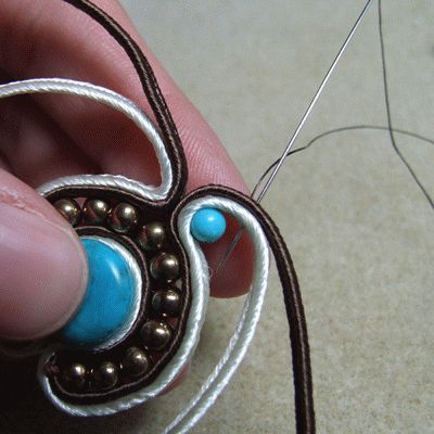 Сутажная вышивка - вид вышивания не только для одежды, но и для создания укпашений. МК в фото и видео