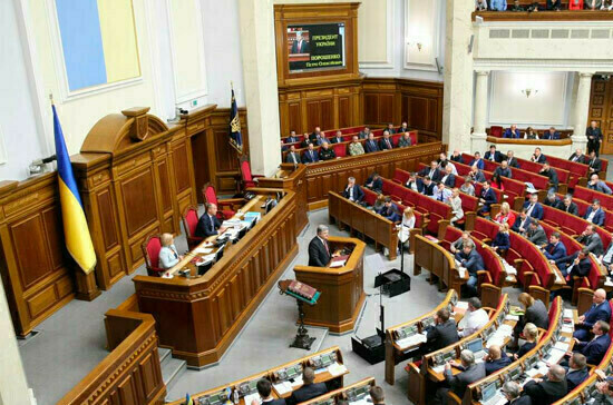Двоих украинских депутатов обвинили в госизмене