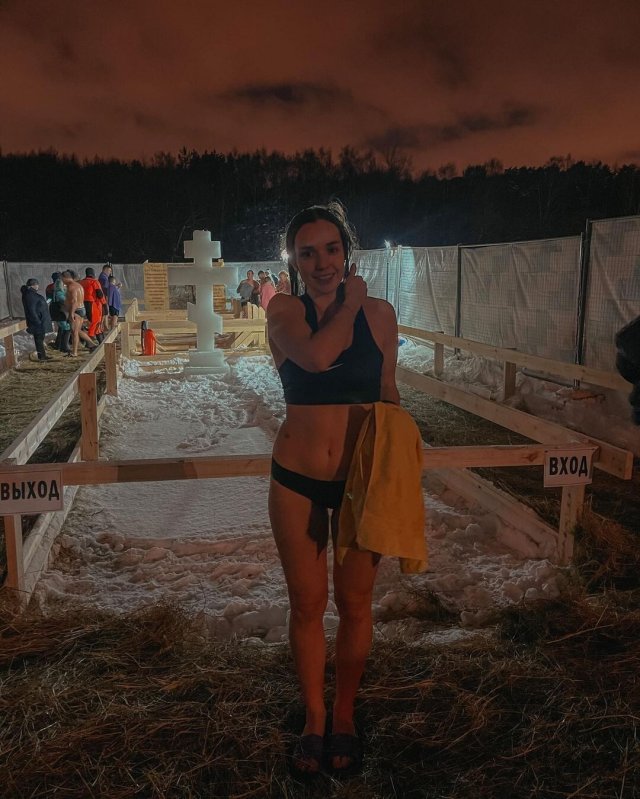 Девушки, которые не побоялись нырнуть в ледяную прорубь в этом году