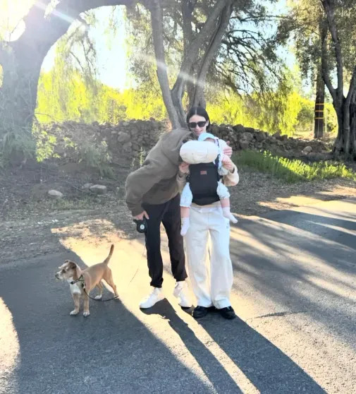 Лили Коллинз отпраздновала день рождения с мужем и дочерью