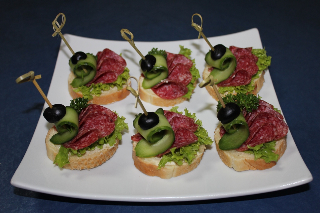 бутерброды на шпажках