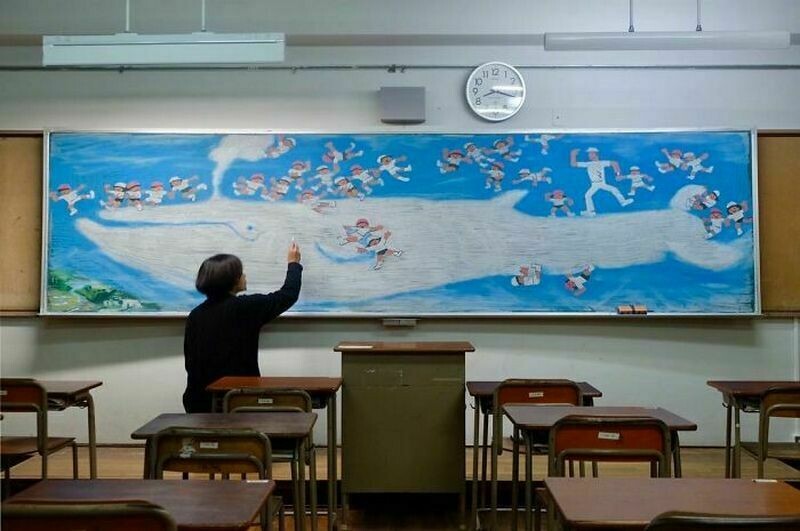 15 потрясающих картин от учителя, который рисует мелом на школьной доске