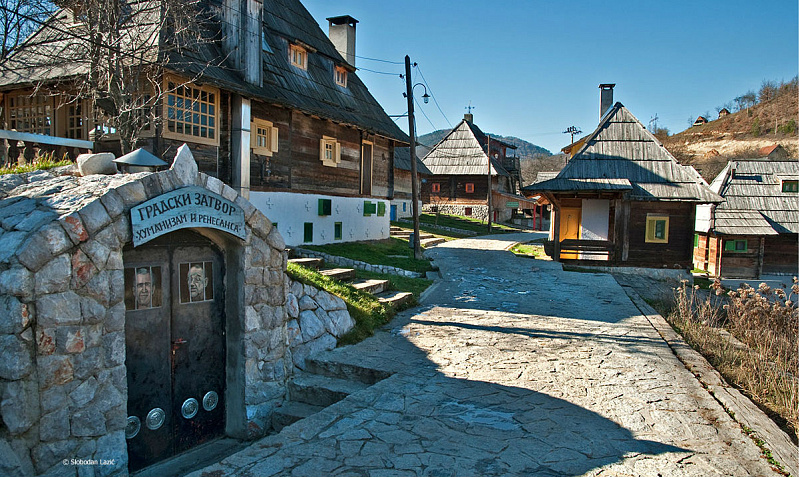 Дрвенград – традиционная сербская деревня, которую построил Эмир Кустурица Дрвенград – традиционная сербская деревня, которую построил Эмир Кустурица авиатур