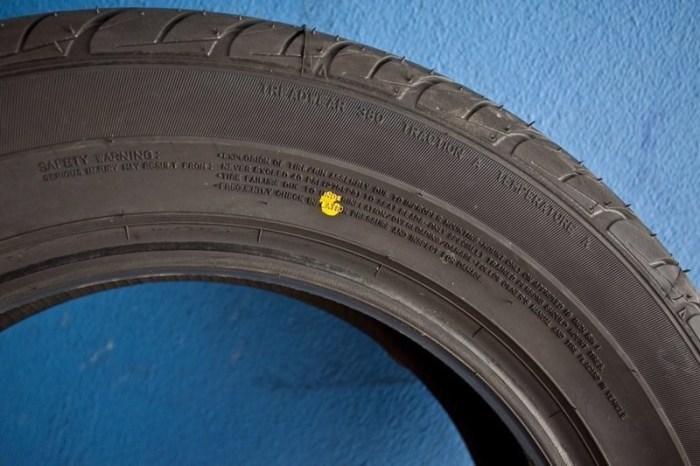 Вот что означают цветные точки и полоски, которые можно заметить на новых шинах Вот что означают цветные точки и полоски, которые можно заметить на новых шинах