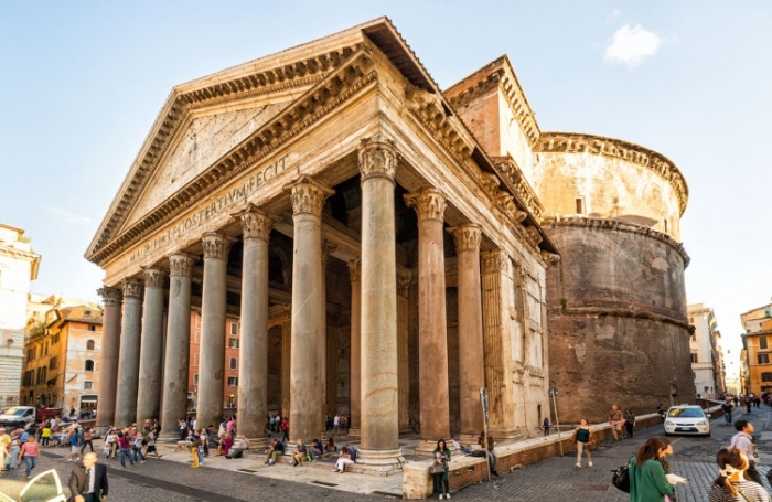 Считается, что античный храм, состоящий из огромной ротонды и портика, был построен в 124-126 гг. н.э. (Пантеон, Рим). | Фото: expertitaly.ru.
