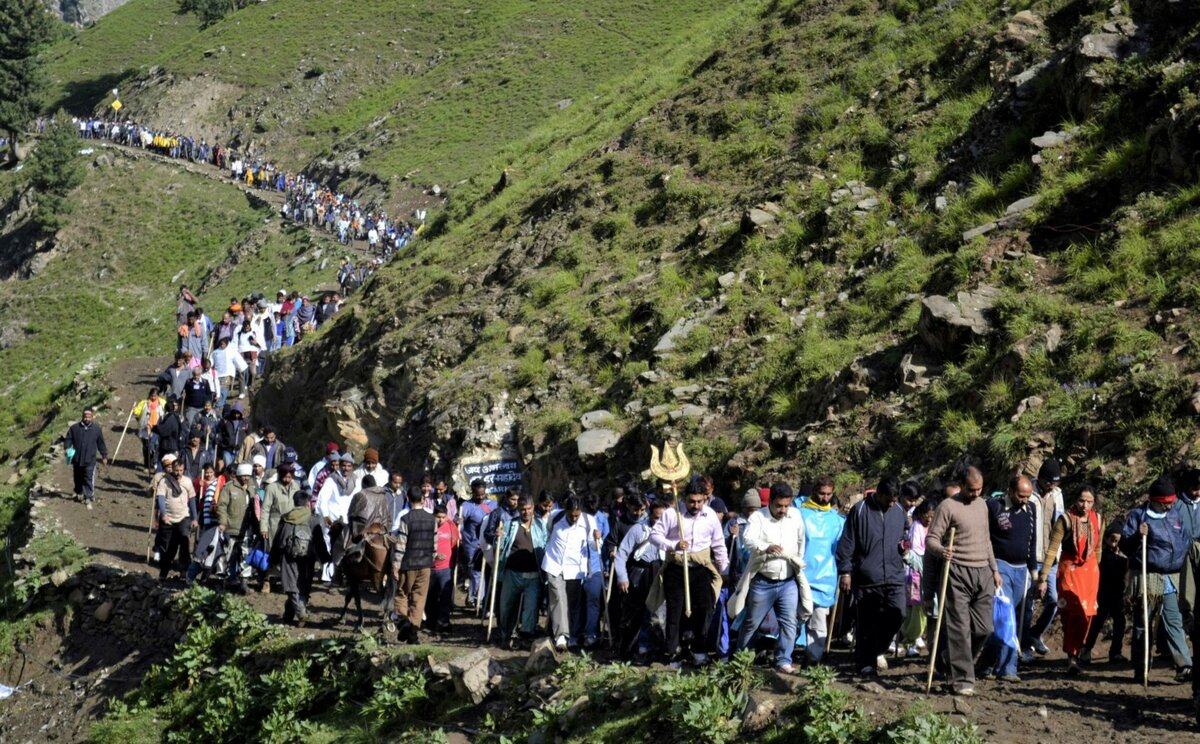 Паломничество у подножия Кайласа. Источник https://www.thekailashmansarovar.com/wp-content/grand-media/image/Mount_Kailash_Traiking_Route.jpg