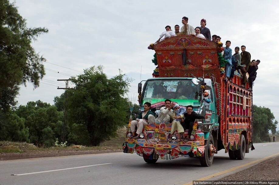 Зачастую грузовики перевозят пассажиров и это нормально для Пакистана/ © varlamov.ru