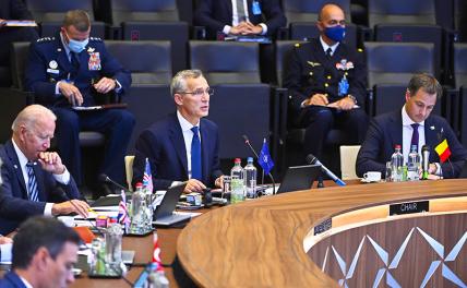 На фото: президент США Джо Байден, Генеральный секретарь НАТО Йенс Столтенберг и премьер-министр Бельгии Александр Де Кро(слева направо) во время встречи.