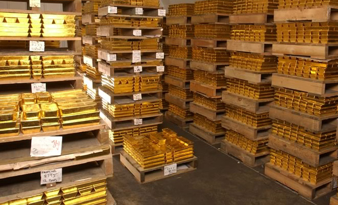 Как выглядят золотые запасы разных стран, если их разложить рядом в одной комнате: видео