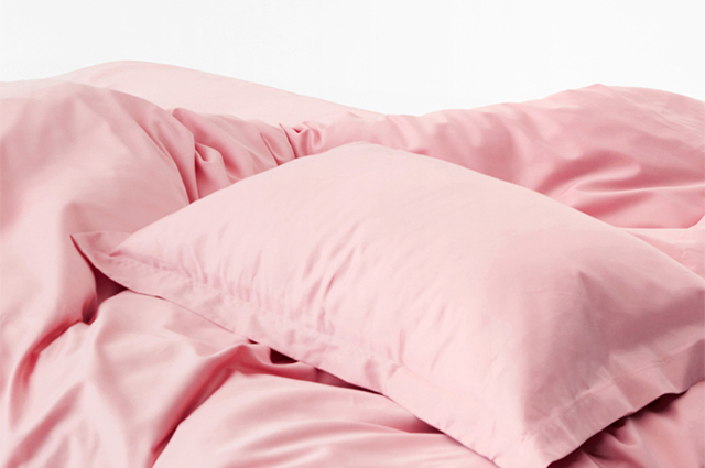 Стрит-арт на одеяле, лоскутное панно и барбикор в спальне: 8 новинок и просто классных вещей — что покупать из домашнего текстиля Новости моды