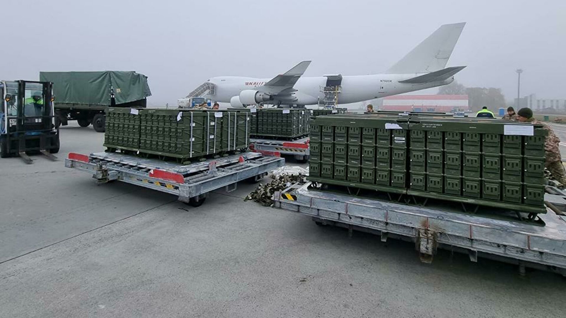 Самолет со второй партией военной помощи США прибыл в украинский аэропорт Борисполь