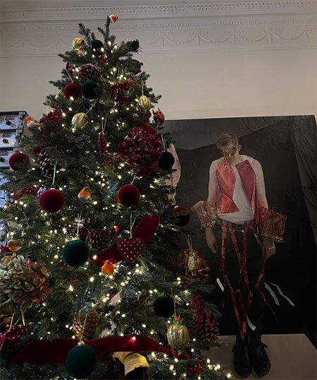 Хватит терпеть: Селена Гомес, Джиджи Хадид, Рози Хантингтон-Уайтли и другие звезды, уже нарядившие елки к Рождеству Хватит терпеть: Селена Гомес, Джиджи Хадид, Рози Хантингтон-Уайтли и другие звезды, уже нарядившие елки к Рождеству Звезды,Новости о звездах