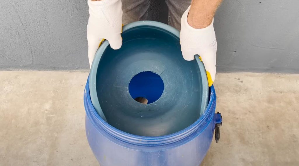 Как сделать кормушку для кур из пластиковой бочки